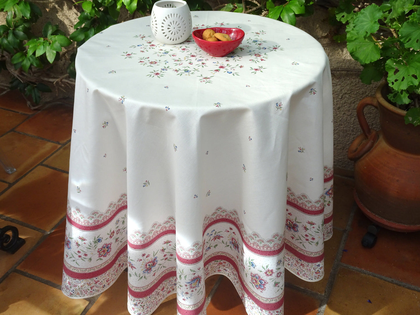 Round 70" Tablecloth - Beaucaire Red