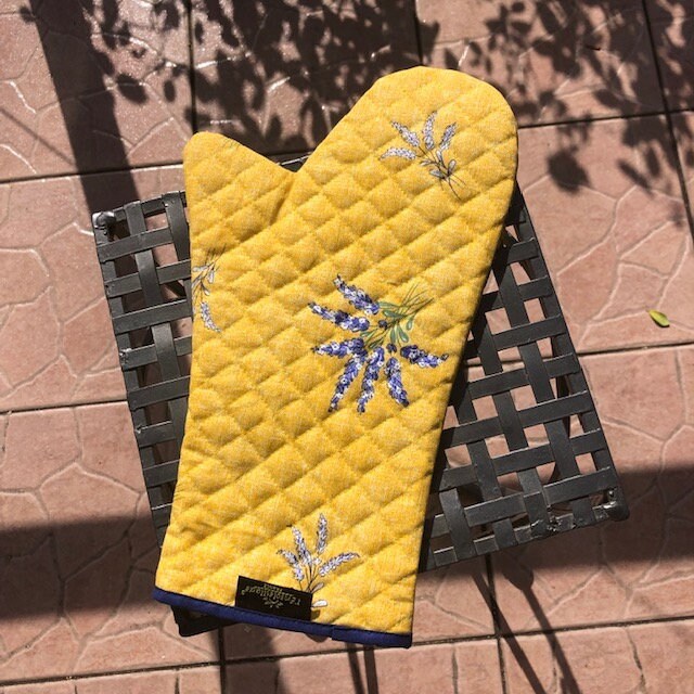 Provence Oven Mitt, kitchen gloves, kitchen accessory , kitchen decor yellow lavender pattern