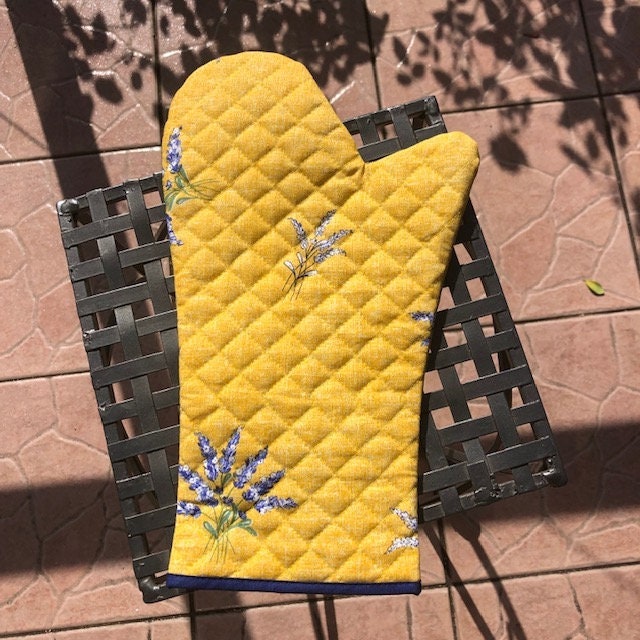 Provence Oven Mitt, kitchen gloves, kitchen accessory , kitchen decor yellow lavender pattern