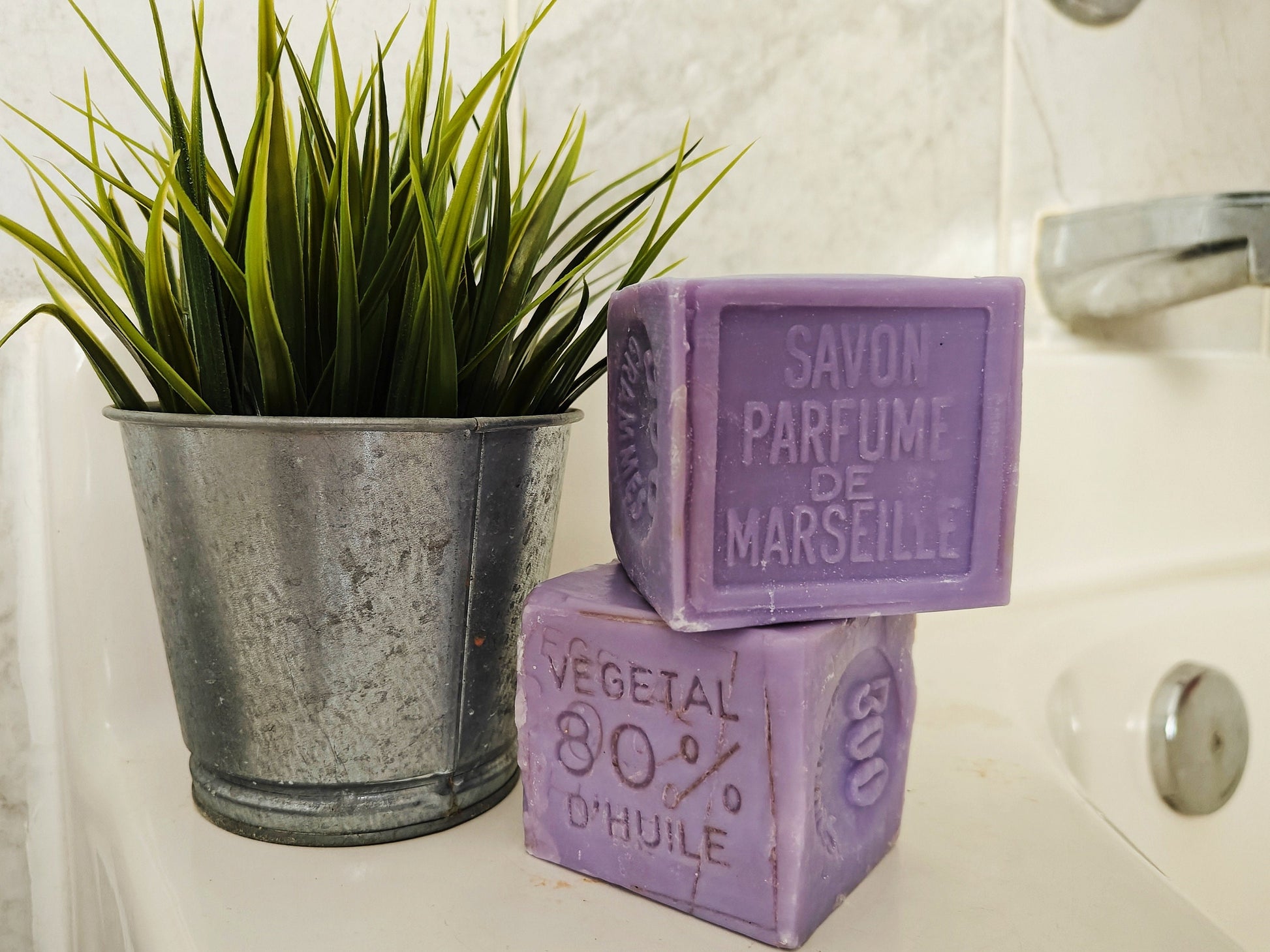 Lavender soap of Marseille, great for body and hand washing, made with 80% vegetable oil