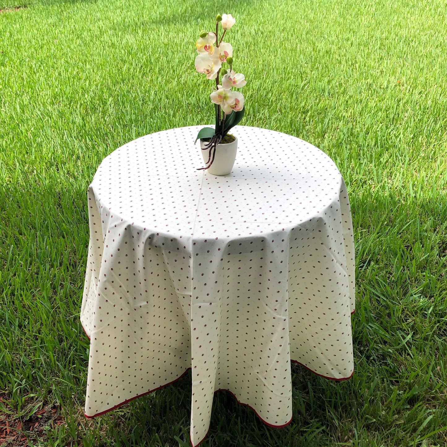 Round 70" Tablecloth - Calisson Off-white and Red All Over