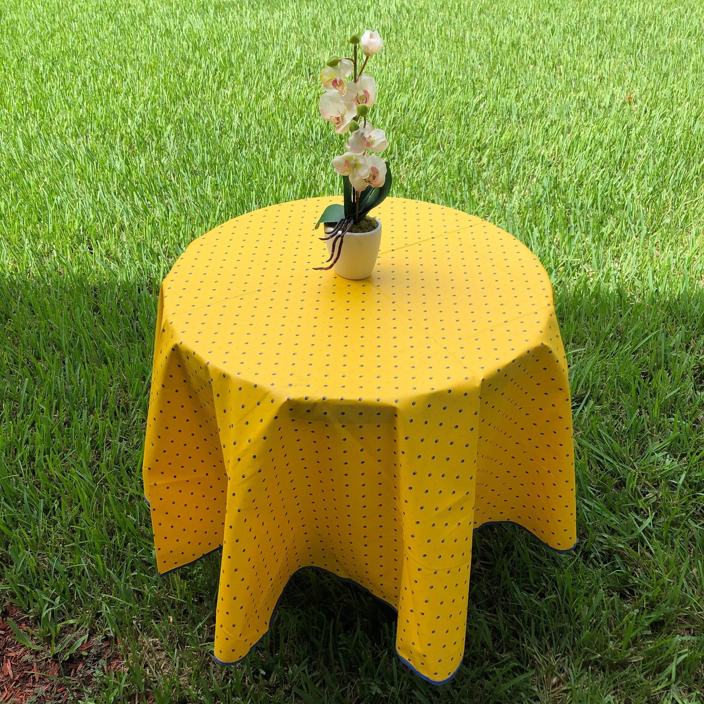 Round 70" Tablecloth - Calisson Yellow and Blue All Over